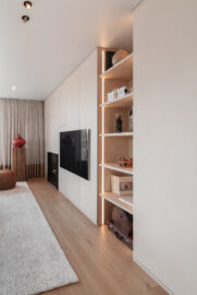 Maatwerk haardwand in microtopping en houtfineer door Degraer Interieurarchitect, Kortrijk