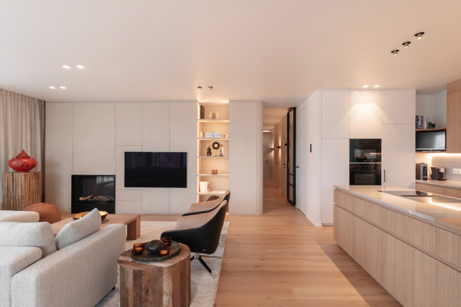 Maatwerk haardwand in microtopping en houtfineer door Degraer Interieurarchitect, Kortrijk