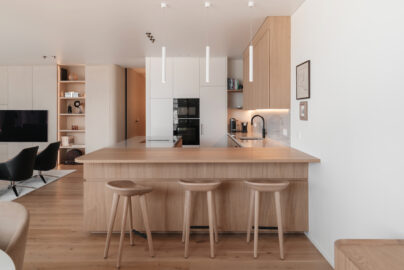 Maatwerk keuken in houtfineer door Degraer Interieurarchitect, Kortrijk